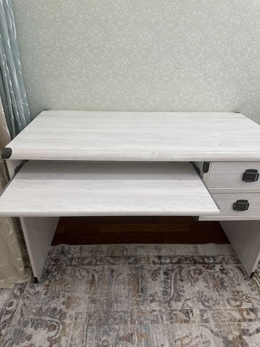 Стол рабочий в идеальном состоянии