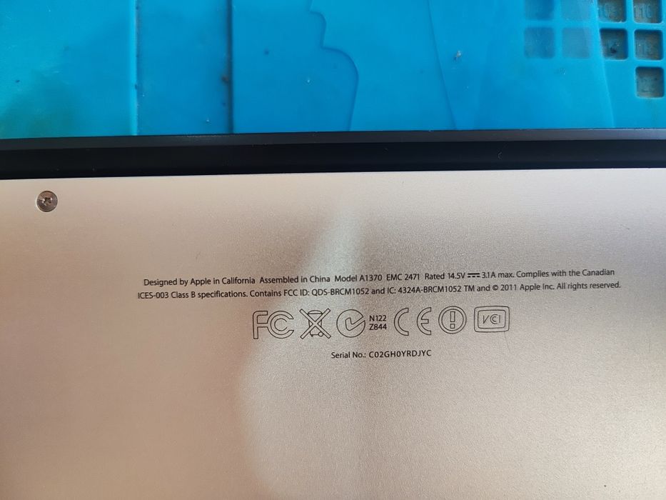 Mac book sotiladi aybi zaryadkasi yuq narxi 800000 sum