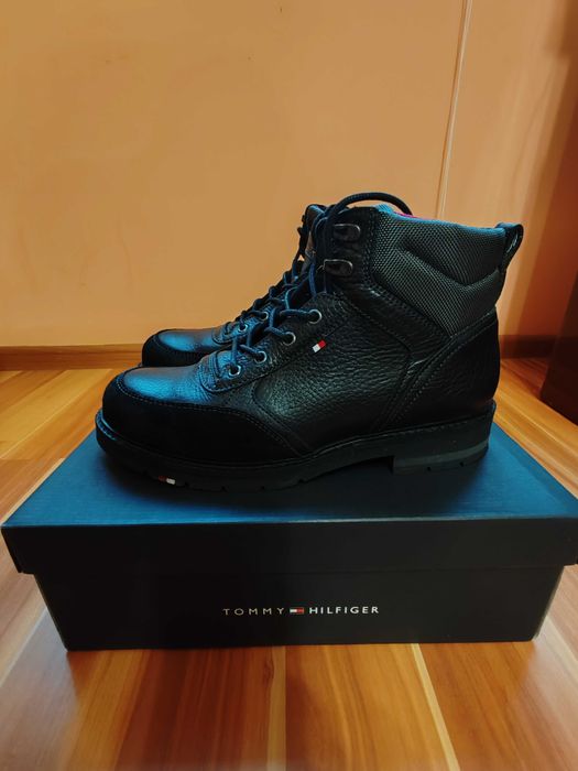TOMMY HILFIGER 
Боти с връзки