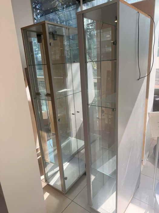 Стъклени витрини за магазин, шоурум и дървена полица с рафтове