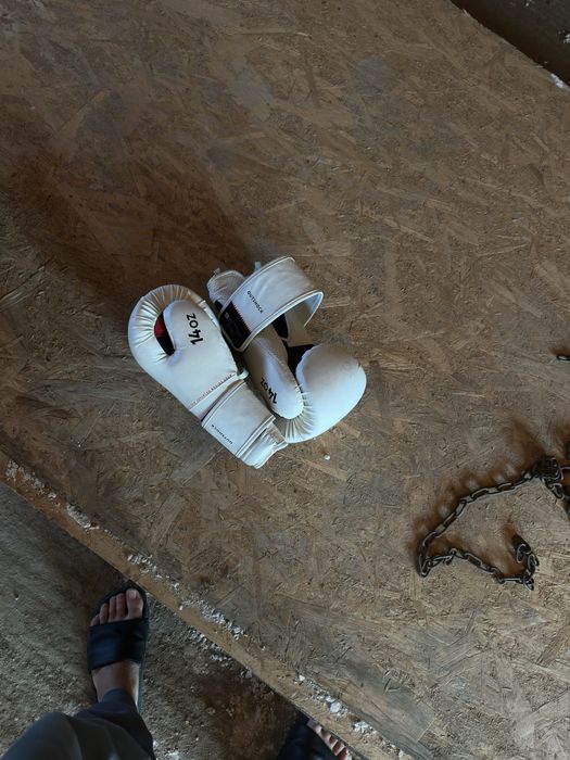 Боксов комплект включващ боксови ръкавици мма рькавици и боксов чувал