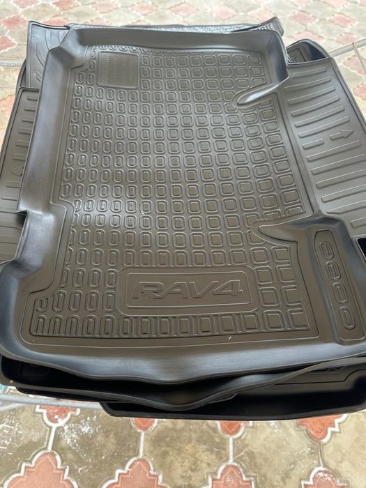 Продам полики в авто TOYOTA RAV4