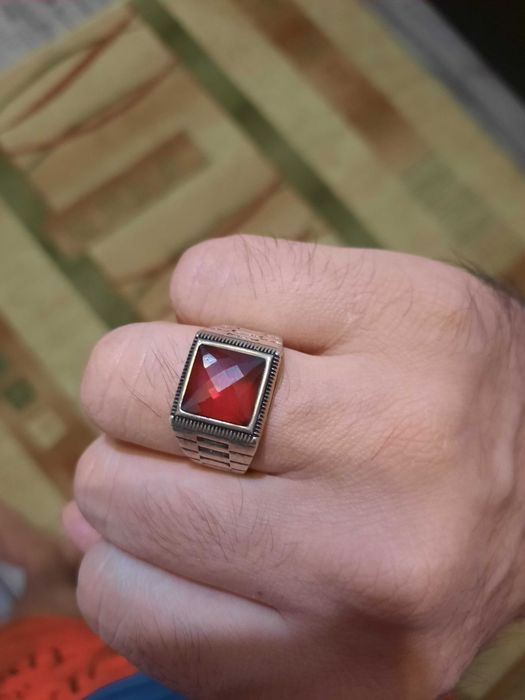 Перстень с красным камнем