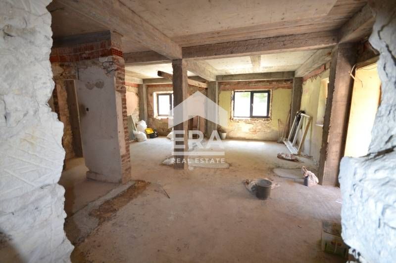 Нова двуетажна къща в кв. Любен Каравелов