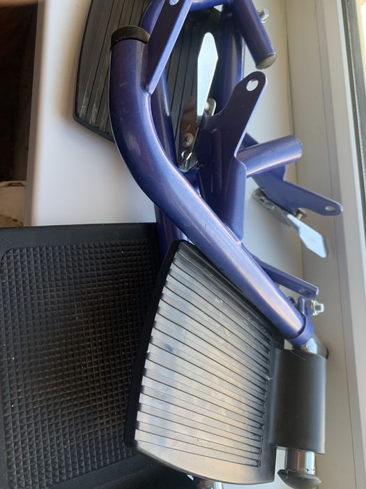 Продам недорого инвалидное кресло, трость, костыли.