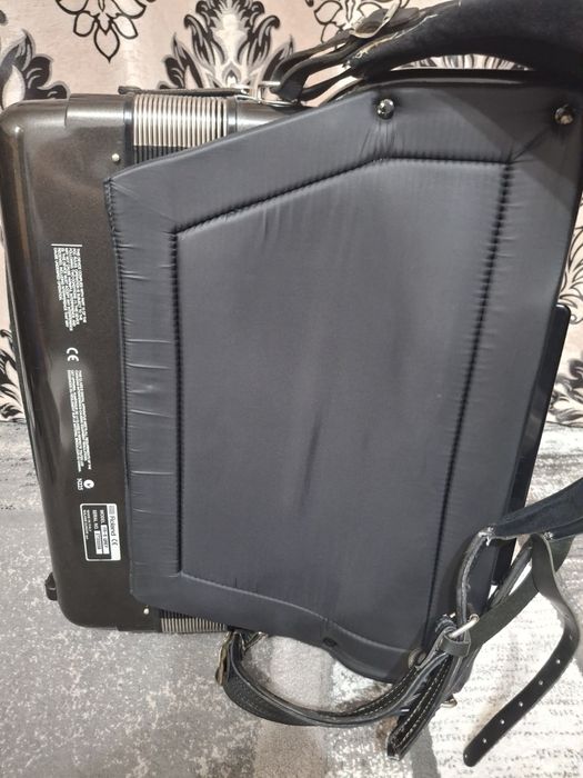 Vând acordeon Roland Fr5