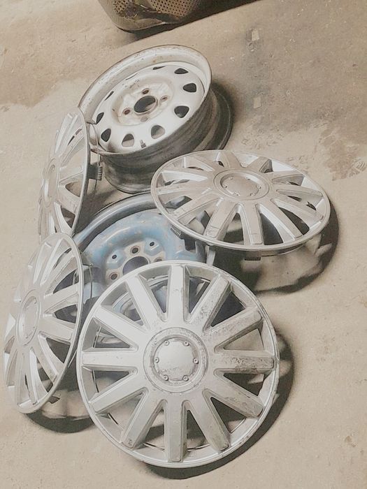 Продам диски r13 2штук диска и 4 калпаки !