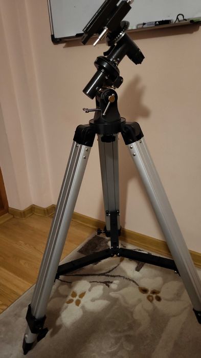 Vând montură ecuatorială eq2 skywatcher + motoraș pentru axa RA !