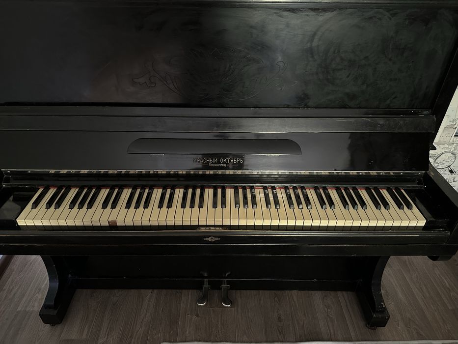 Пианино красный октябрь