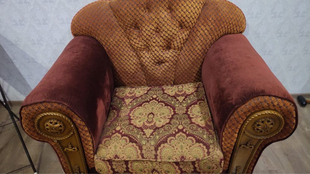 Продам 2 дивана и кресло