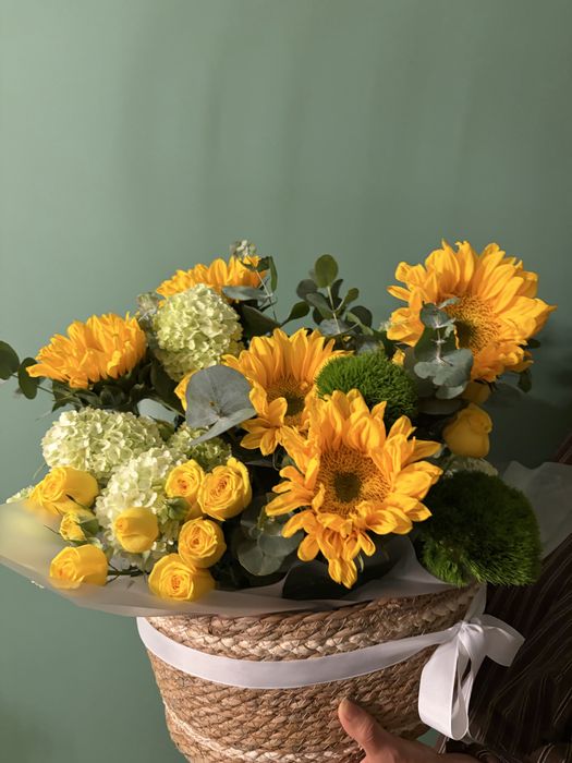 Букет подсолнухов и гортензий