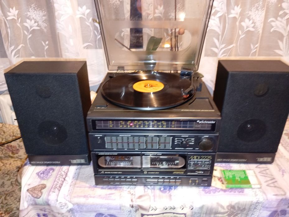 Ретро уредба грамофон, касетофон,радио
