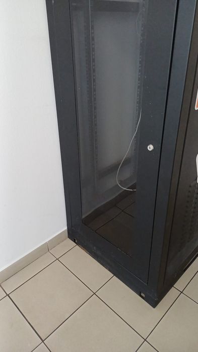 Dulap rack server 19”, 151x63x80 cm, PDU 6 prize, poliță, uși cu cheie