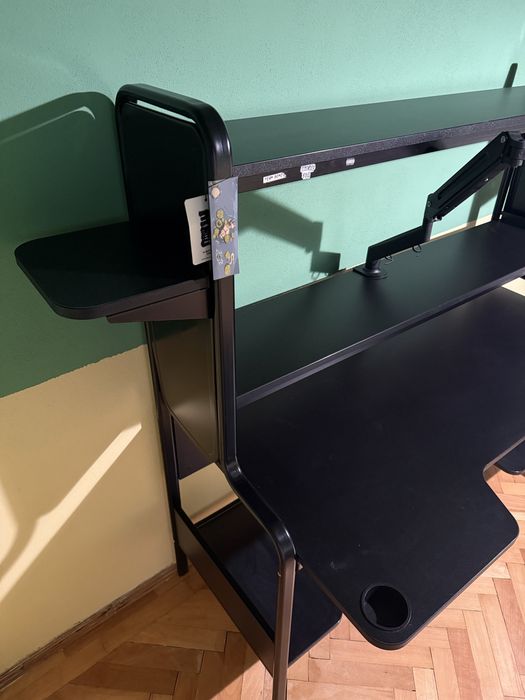 Birou gaming Fredde ikea folosit 10 luni Brasov(fara monitor stand si stickere, nu acopar livrarea)