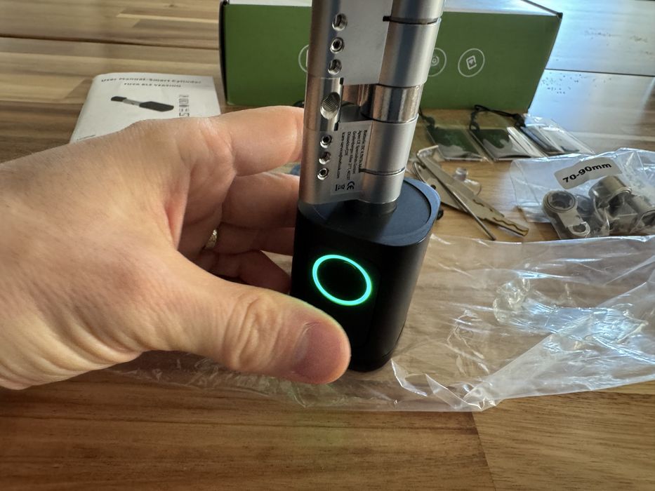 Incuietoare smart ICARE cu amprenta, cod PIN, card RFID, Bluetooth si control prin aplicatie TUYA