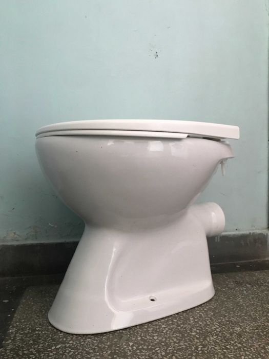 Тоалетна чиния с капак