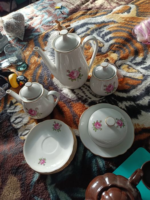 Продаю посуду немецкий сервиз и чайный сервиз