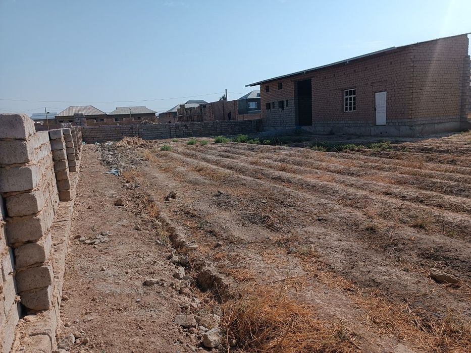 Qurulishi tugallanmagan uy sotiladi 
6 sotix 
Oshxona ,xojatxona,banya