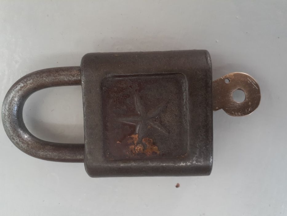 Продаётся антикварный замок