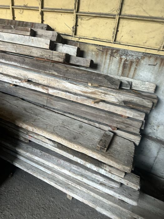 Дървени  талпи 4 метра дължина .Керемиди цена за брой 0.40 ст