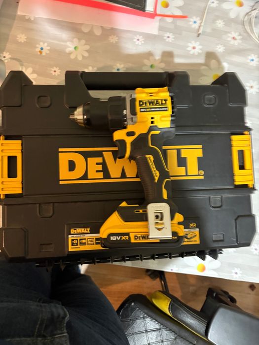 Продам шуруповёрт DeWalt 18V XR Brushless