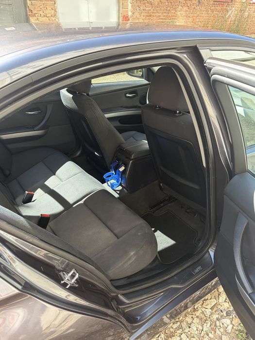 BMW 320 E90 кола