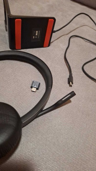 Poly Voyager 4320 – headset wireless + stand încărcare + dongle USB C