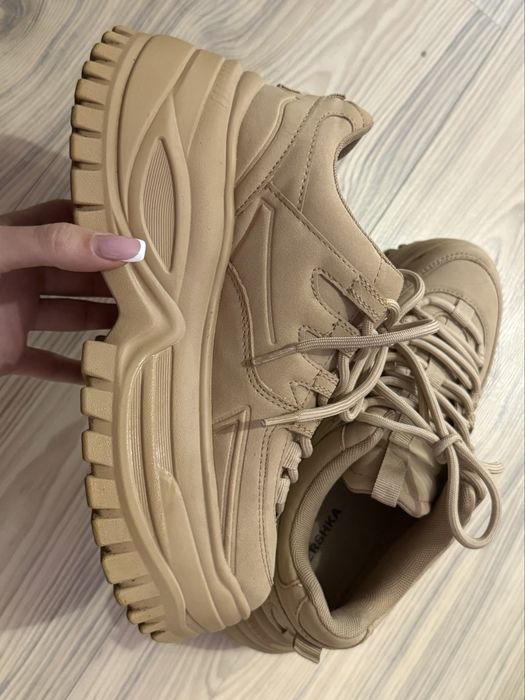 Бежови кецове Bershka