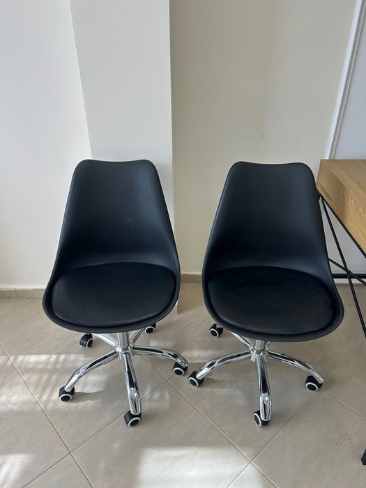 Продават се 3 броя бюро и два стола