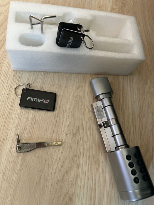 Butuc incuietoare smart, Bluetooth, amprente, RFID & cheie mecanica.