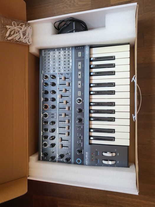Синтезатор Arturia Minibrute 2
