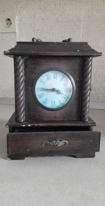 Настолен дървен часовник