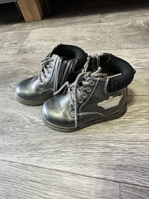 Продам детскую обувь 22-23-25 размера