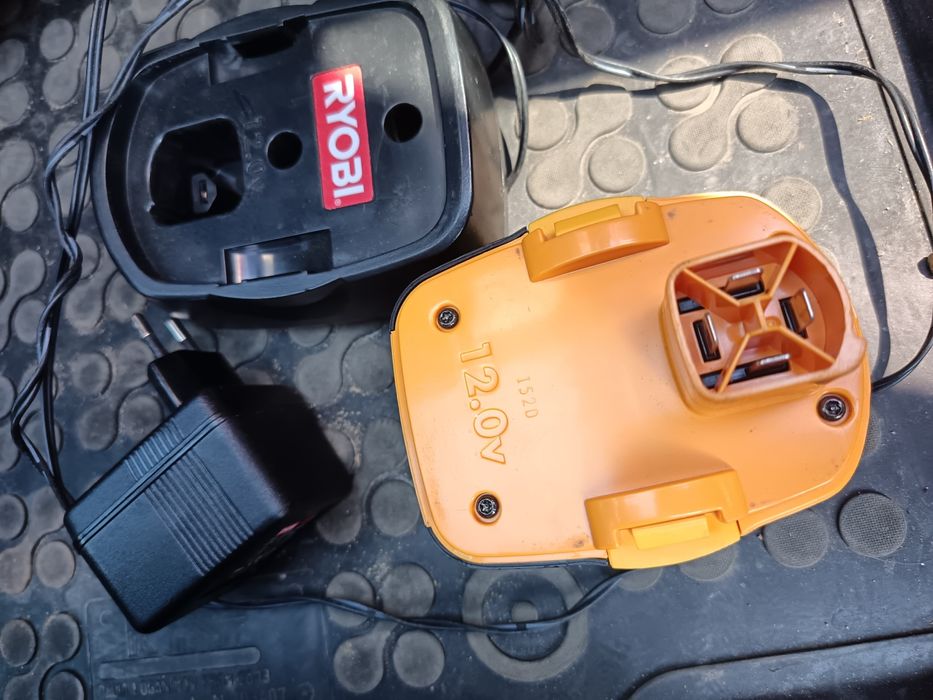 Încărcător cu acumulator Ryobi 12v