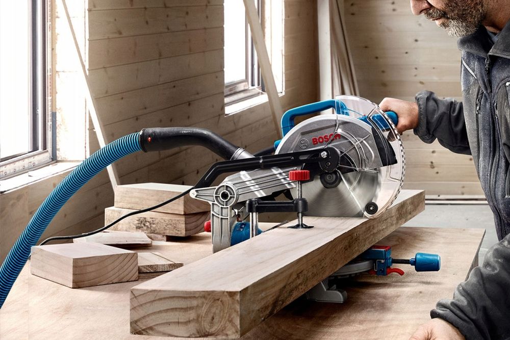 Торцовочная пила BOSCH GCM 216