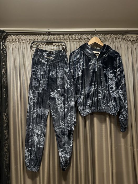 Три дамски комплекта