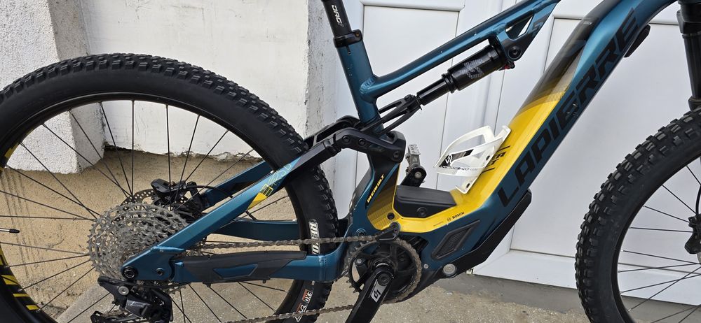 Bicicleta electrică full suspension