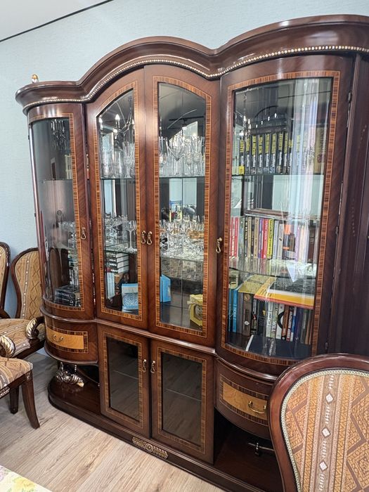 Продам сервант из натурального дерева