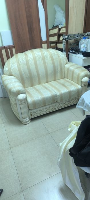 Продам диван , шкаф, витрина