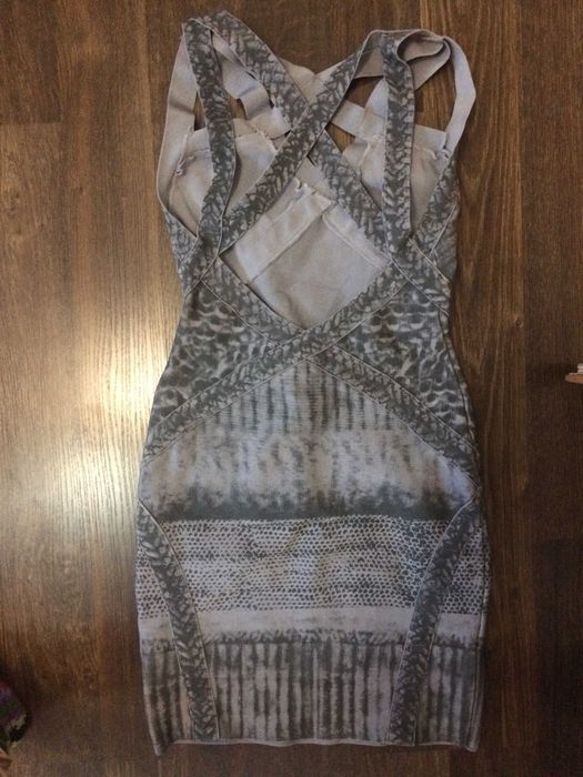 бандажна рокля с гол гръб