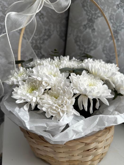 Цветы на корзине