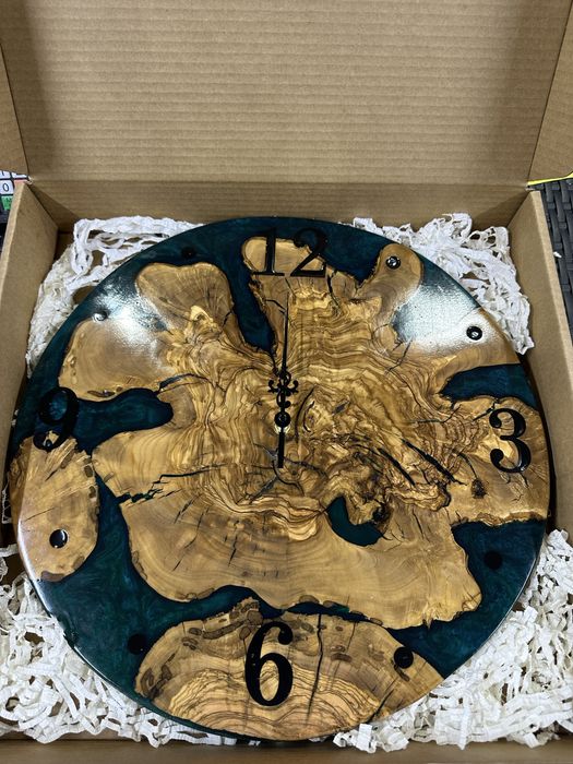 Часовник със епоксидна смола с дърво от маслина