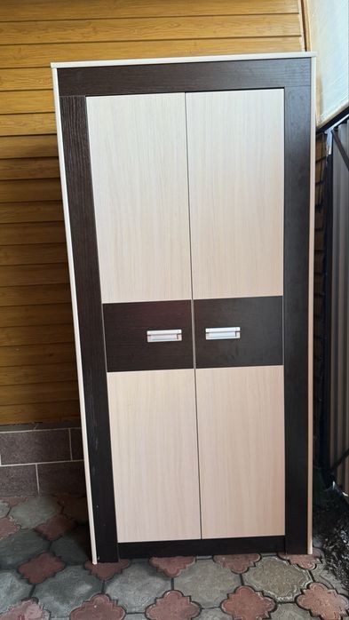 Продам двухдверный шкаф