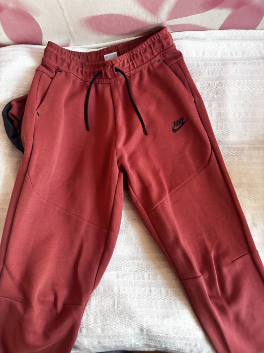 Продавам оригинален Nike Tech