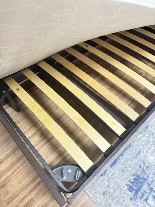 Кровать односпальная с матрасом в количесте 2шт.