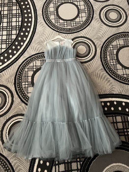 Продается платье голубого цвета.