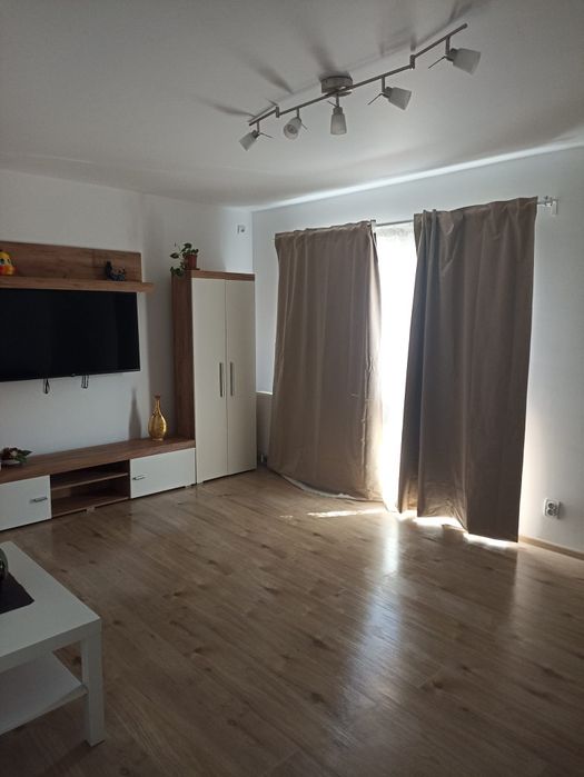 Apartament cu 3 camere de închiriat