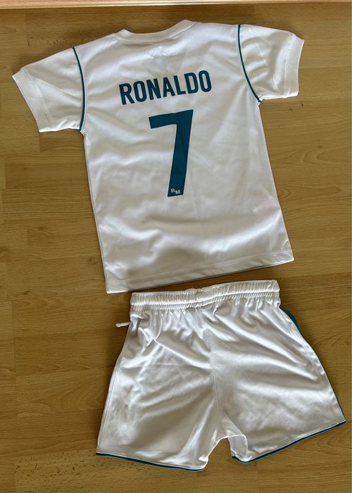 Продам спотивный костюм на мальчика