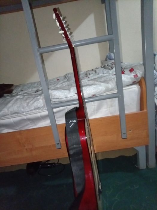 Akustik gitara holati yangi