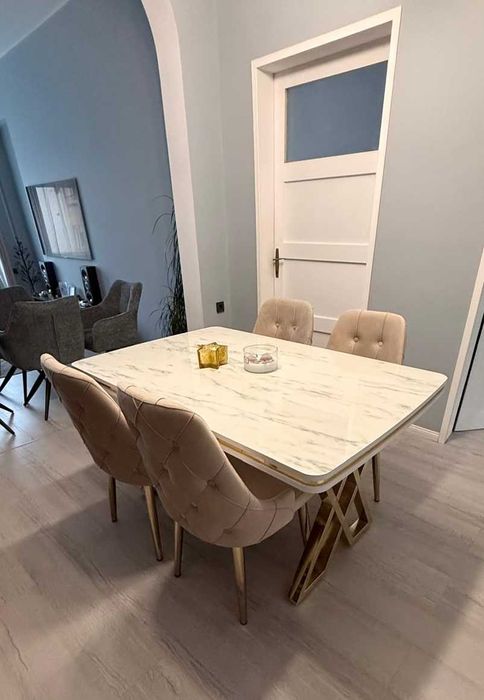 Трапезна маса със столове